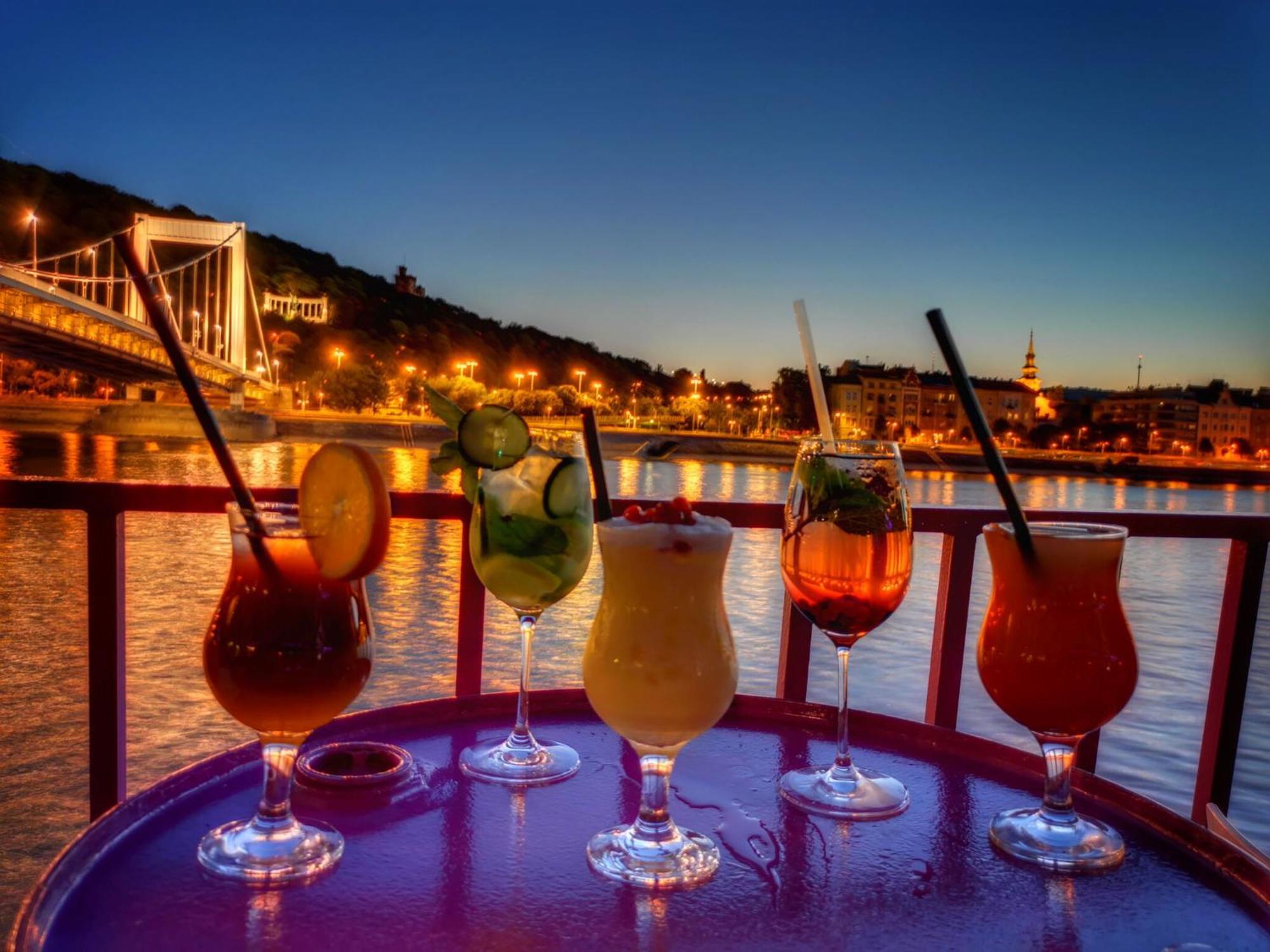 Chain Bridge Apartment Budapest Bagian luar foto