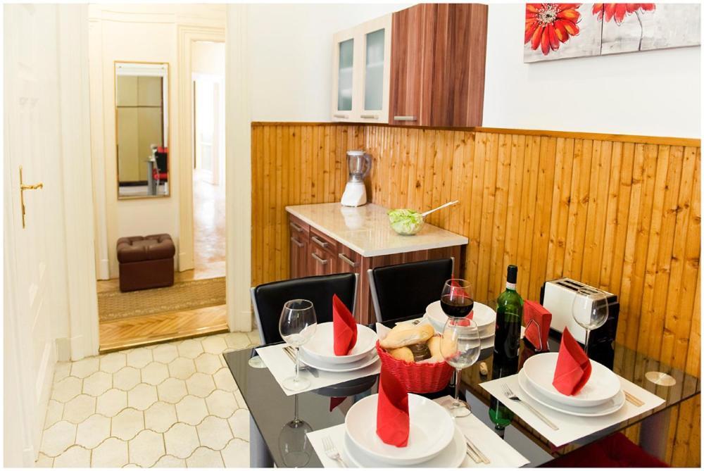 Chain Bridge Apartment Budapest Bagian luar foto