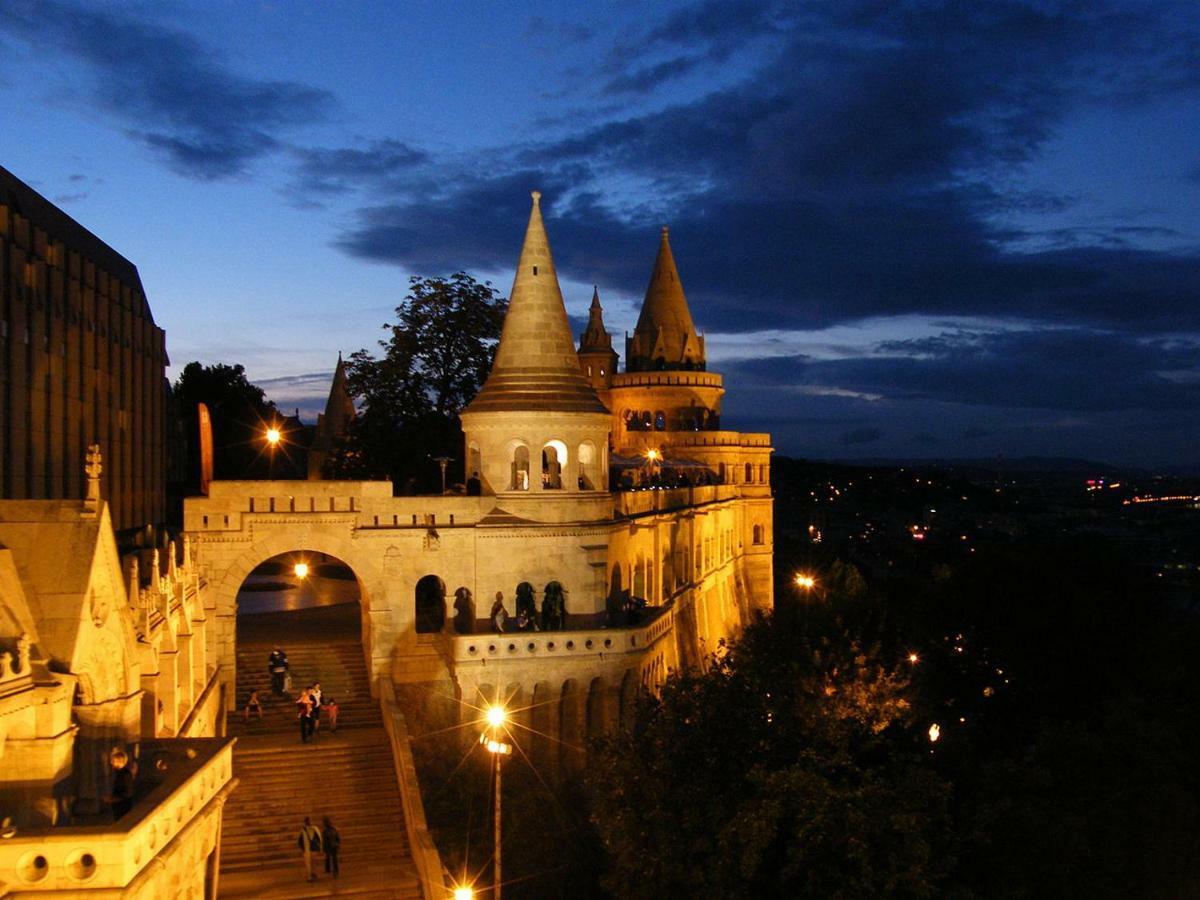Chain Bridge Apartment Budapest Bagian luar foto